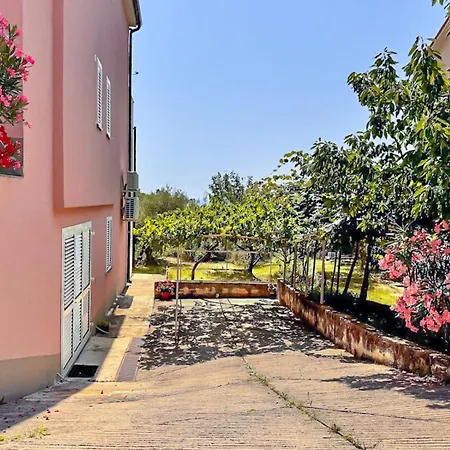 Vesna With A Terrace And Sea View Apartment *