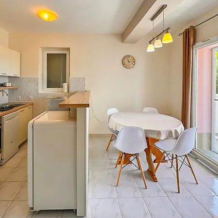 Vesna With A Terrace And Sea View Daire Rabac