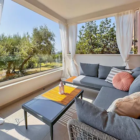 Vesna With A Terrace And Sea View غاباس
